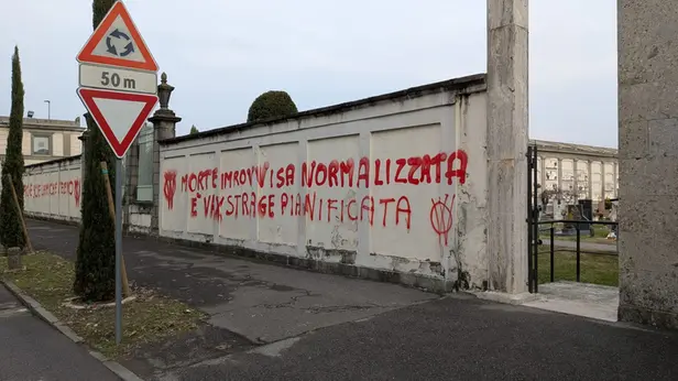Palazzolo, le scritte no vax comparse nella notte al cimitero e alla scuola dell'infanzia