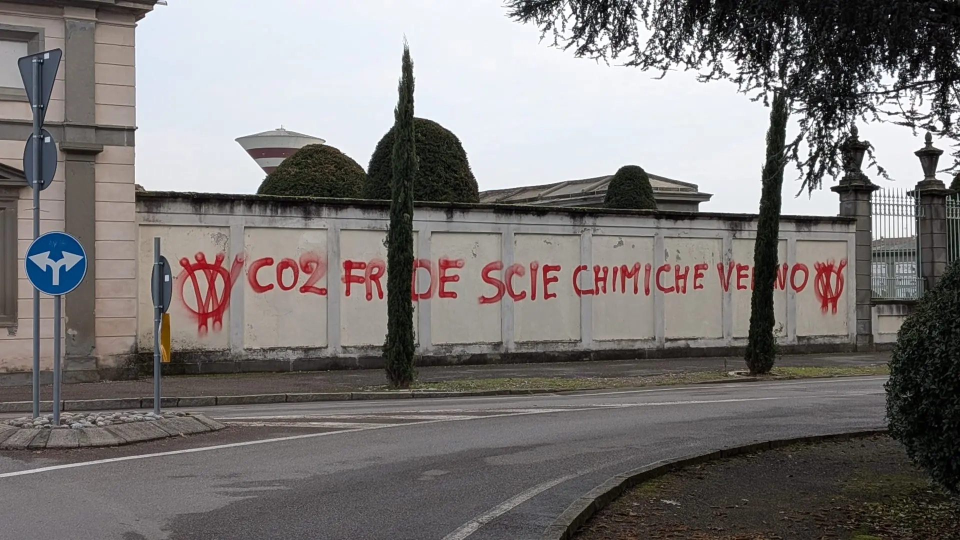 Palazzolo, le scritte no vax comparse nella notte al cimitero e alla scuola dell'infanzia