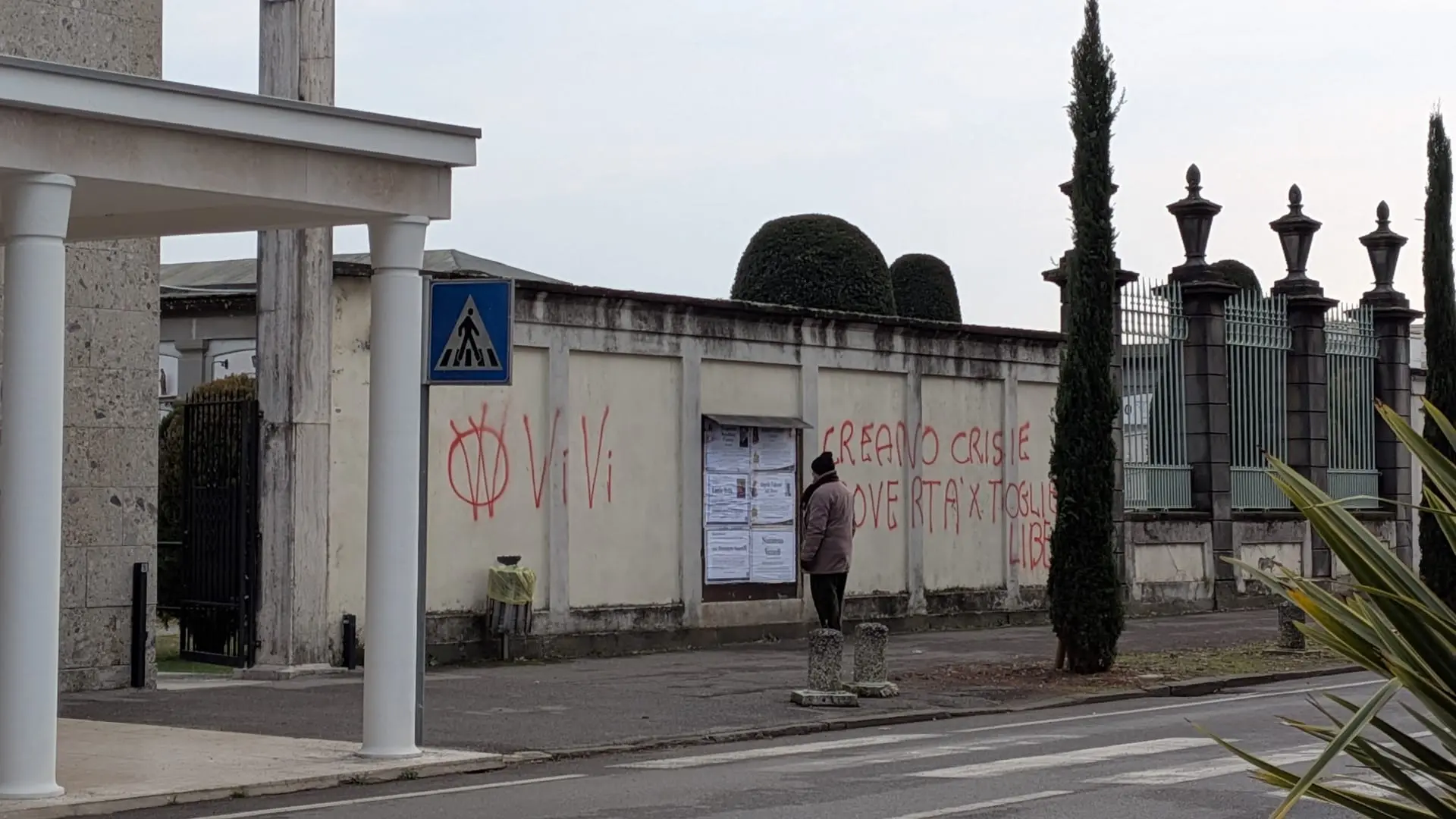 Palazzolo, le scritte no vax comparse nella notte al cimitero e alla scuola dell'infanzia