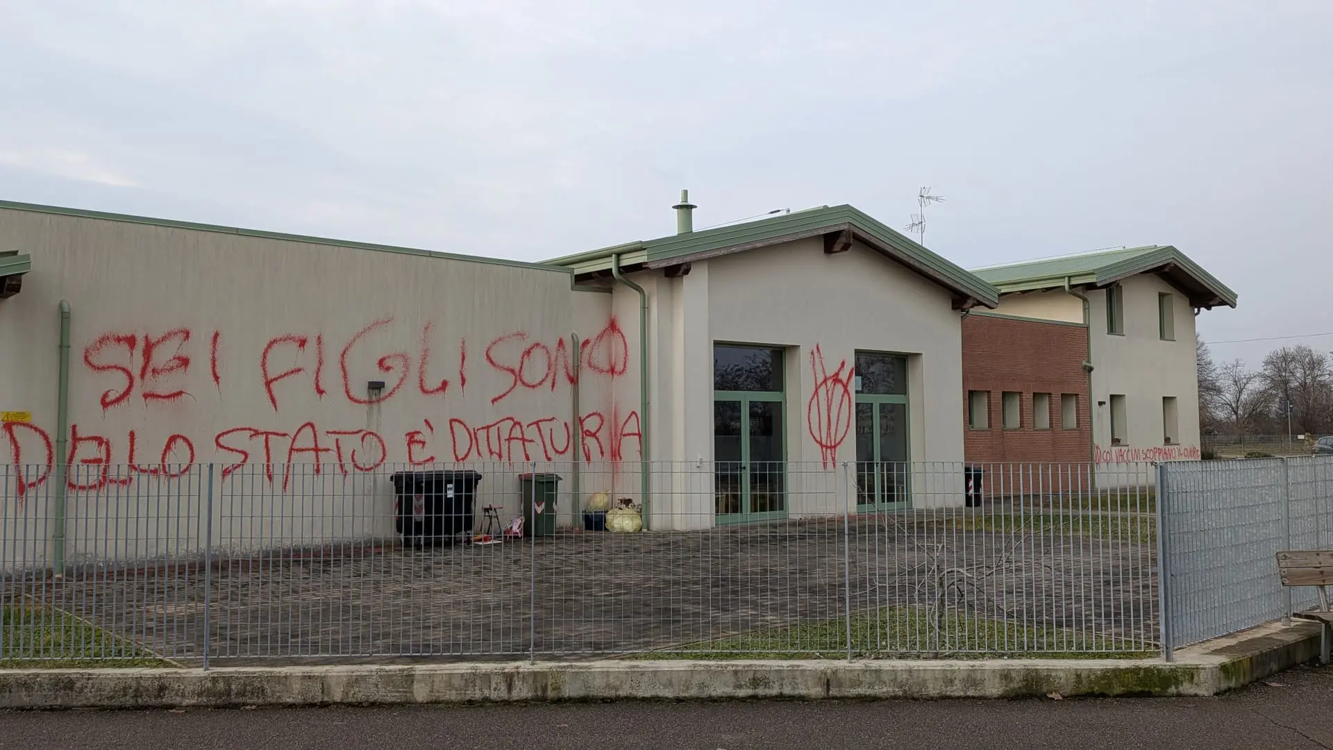 Palazzolo, le scritte no vax comparse nella notte al cimitero e alla scuola dell'infanzia