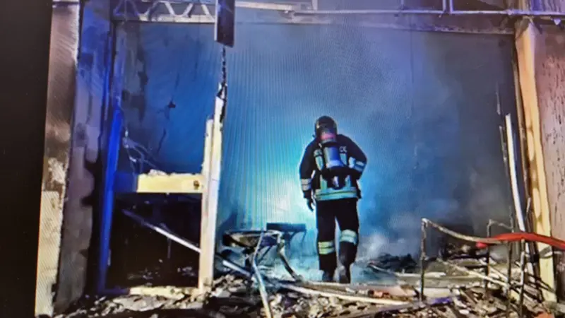 Il negozio di Rogno, devastato dal fuoco - © www.giornaledibrescia.it