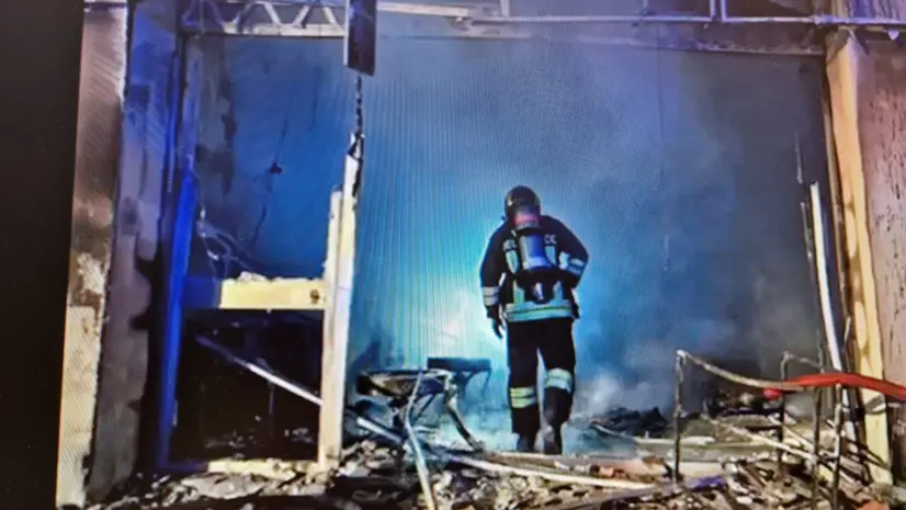 Il negozio di Rogno, devastato dal fuoco - © www.giornaledibrescia.it