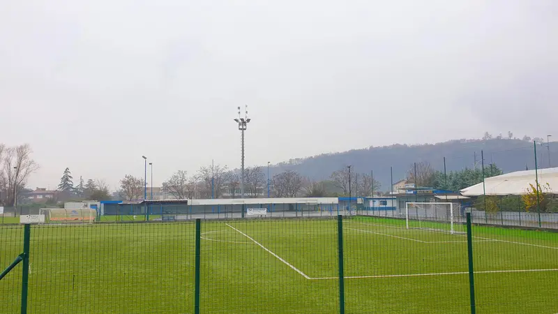 La nuova recinzione del campo di calcetto a sette in sintetico - © www.giornaledibrescia.it
