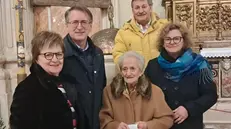 Una foto in basilica per Evelina Zei circondata dai sui parenti - © www.giornaledibrescia.it