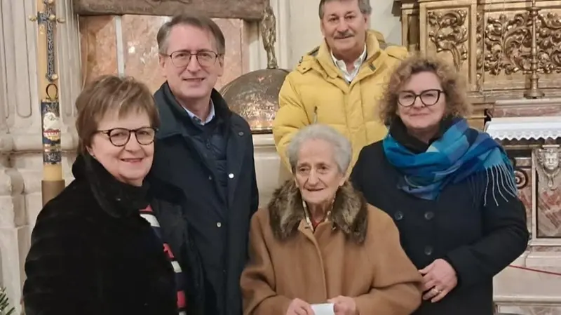 Una foto in basilica per Evelina Zei circondata dai sui parenti - © www.giornaledibrescia.it