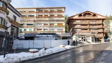 L'ingresso del Le Constellation a Crans-Montana - Foto Ansa © www.giornaledibrescia.it