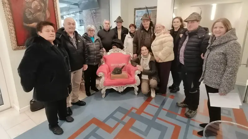 L'incontro tra i parenti dei due Alpini in Valcamonica - © www.giornaledibrescia.it