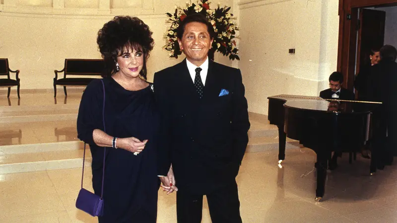 Lo stilista Valentino Garavani con l'attrice Liz Taylor in una foto di archivio - Foto Ansa © www.giornaledibrescia.it