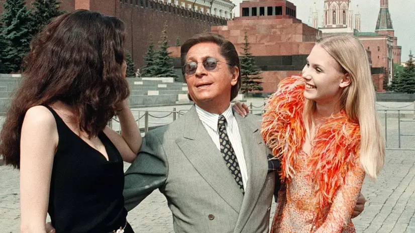 Valentino a Mosca con due modelle - Foto Ansa © www.giornaledibrescia.it