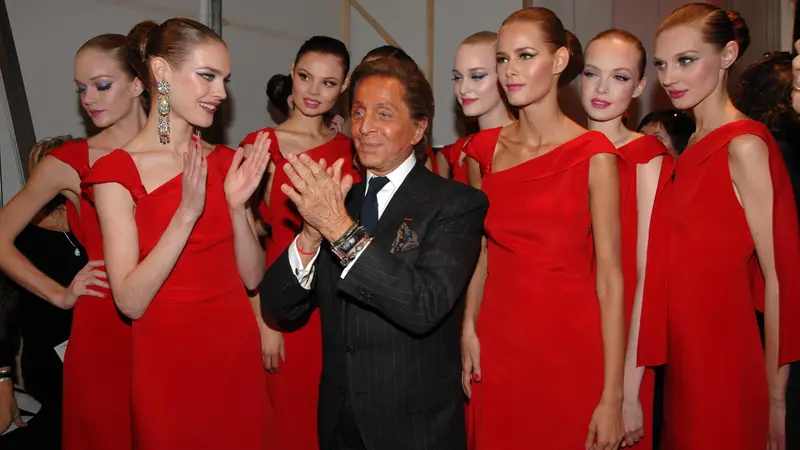 2/3 Invio Immagini Parterre Sfilata Valentino Alta Moda PE2008 - Parigi 23/01/08 -