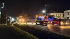 L'auto finita nel fosso e i soccorsi sul posto - © www.giornaledibrescia.it