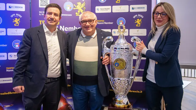 Alfredo Zanetti, Giulio Rossi e Valentina Battistini con la Coppa - Foto New Reporter Papetti © www.giornaledibrescia.it