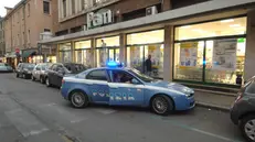 Una volante davanti al supermercato Pam di via Porcellaga (foto d'archivio)