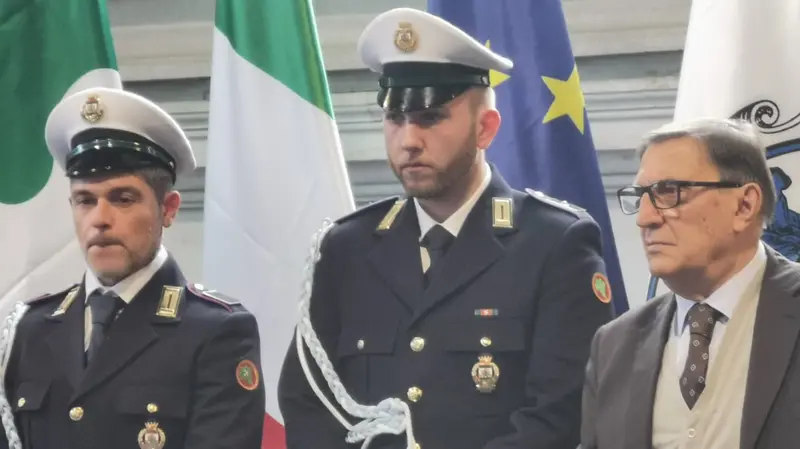 I due agenti della Unione Valtenesi con Romano La Russa - © www.giornaledibrescia.it