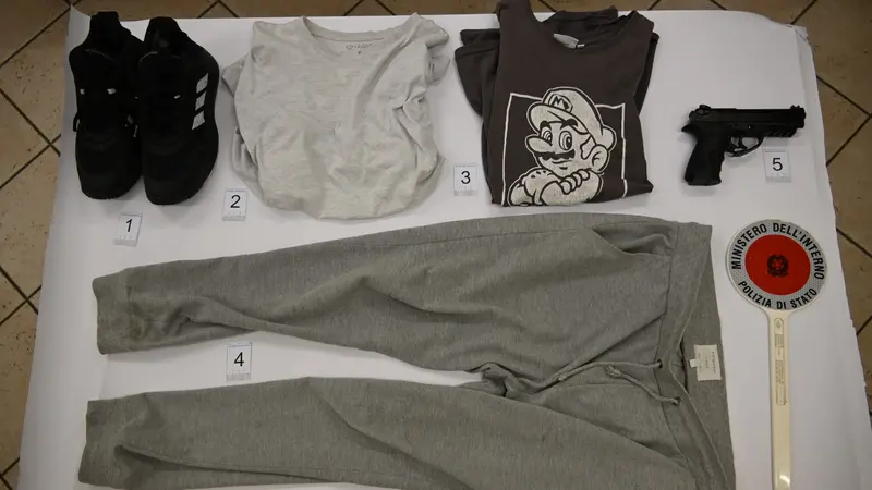 Gli indumenti e l'arma sequestrati al rapinatore