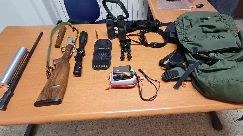 Il materiale per la caccia sequestrato - © www.giornaledibrescia.it