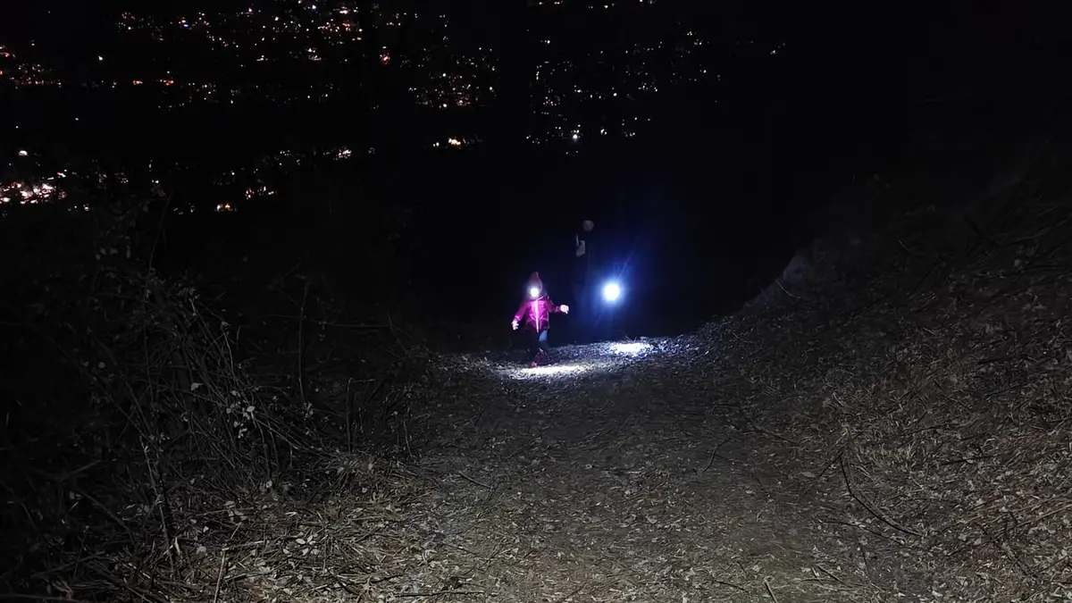Un abitante che percorre la strada di ritorno di notte
