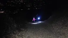 Un abitante che percorre la strada di ritorno di notte