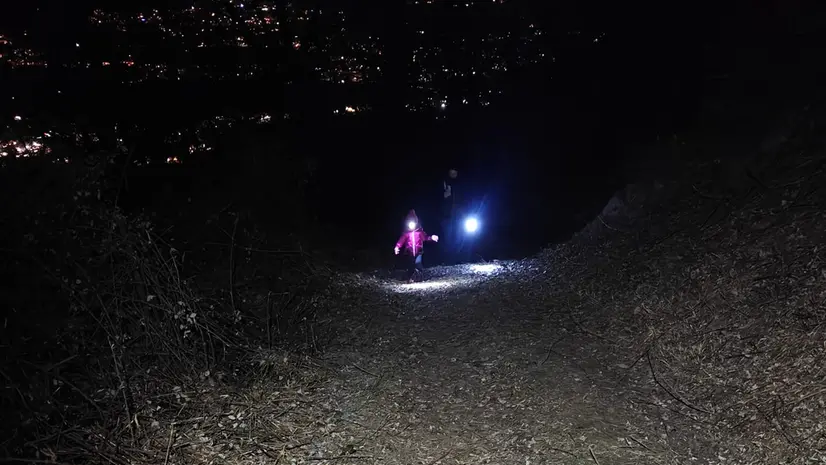 Un abitante che percorre la strada di ritorno di notte