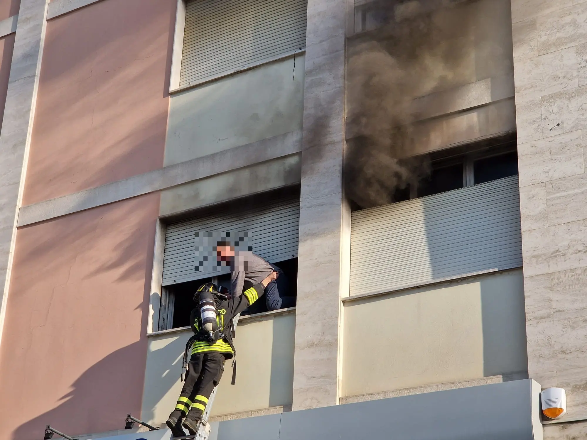 L'incendio tra via Togni e via Dalmazia