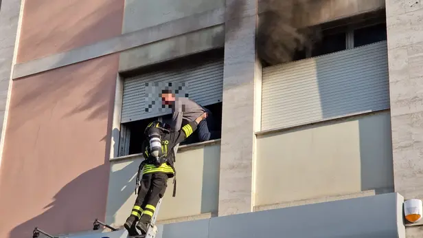 L'incendio tra via Togni e via Dalmazia