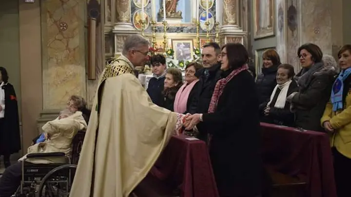 Il vescovo Tremolada con la cognata Mariangela, il fratello Bruno, la sorella Maria