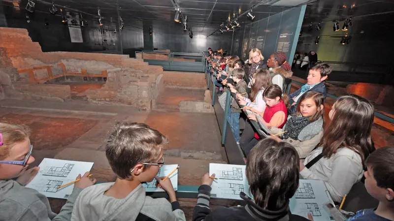 Formazione di studenti in visita nelle domus romane