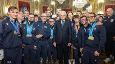 Il presidente Sergio Mattarella con gli atleti paralimpici in Quirinale - Foto Ansa © www.giornaledibrescia.it