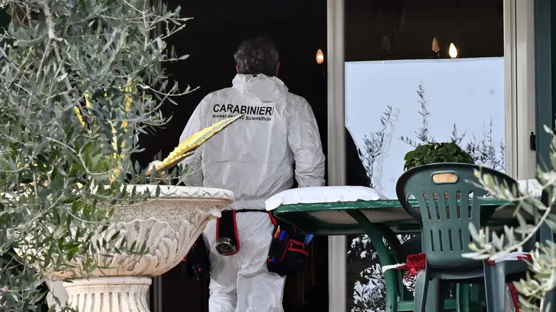 La scientifica sul luogo del delitto - Foto © www.giornaledibrescia.it