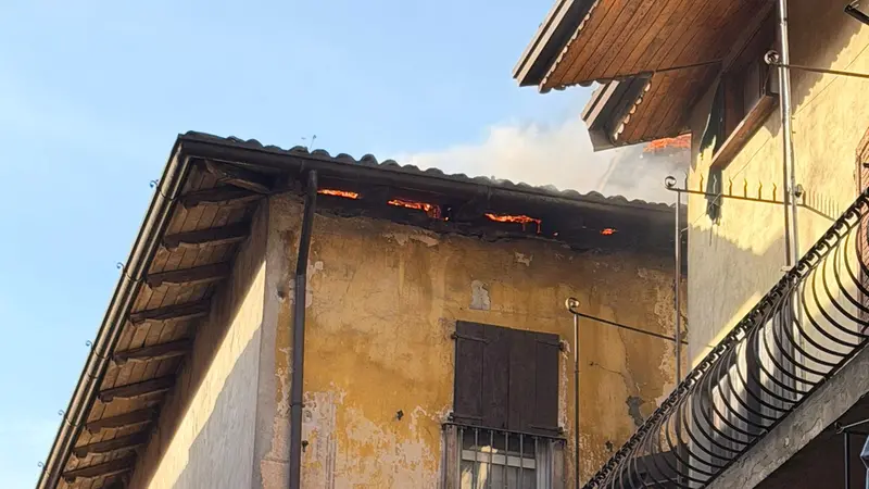Le fiamme nella mansarda a Bovegno