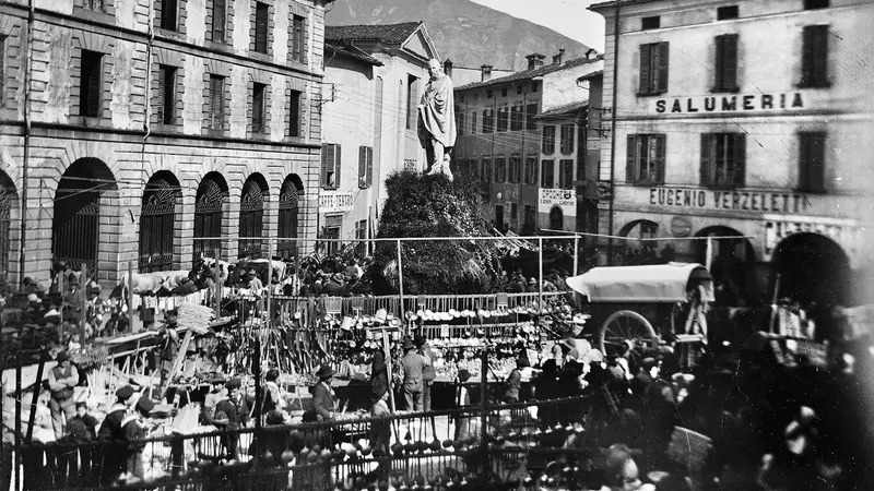 Il mercato a Iseo negli anni Venti del Novecento - Foto © Fondazione Negri