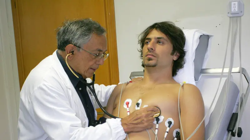 Il dottor Proto con il calciatore Michele Arcari - © www.giornaledibrescia.it