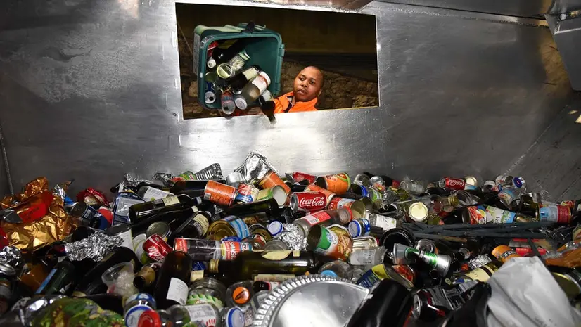 Un operatore di aprica impegnato nella raccolta e nel ritiro del vetro - © www.giornaledibrescia.it