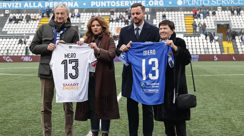 Il presidente dell'Union Brescia Giuseppe Pasini con la madre e la sorella di Vittorio Mero - Foto Newreporter Nicoli © www.giornaledibrescia.it