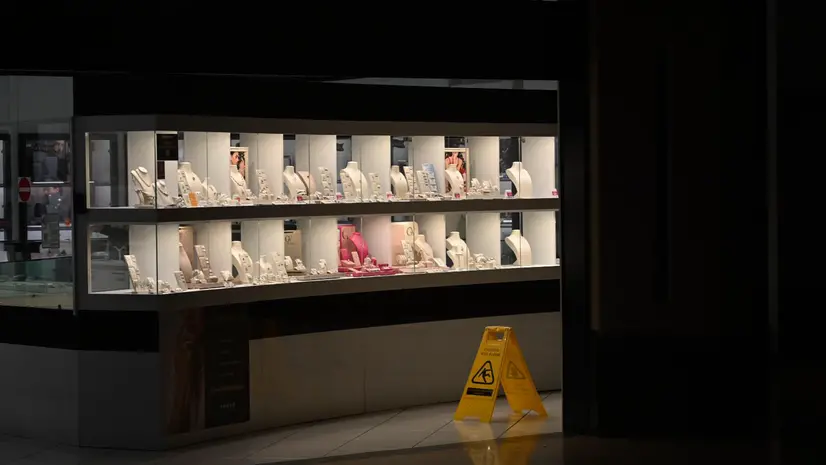 La gioielleria rapinata - Foto Marco Ortogni/Neg © www.giornaledibrescia.it