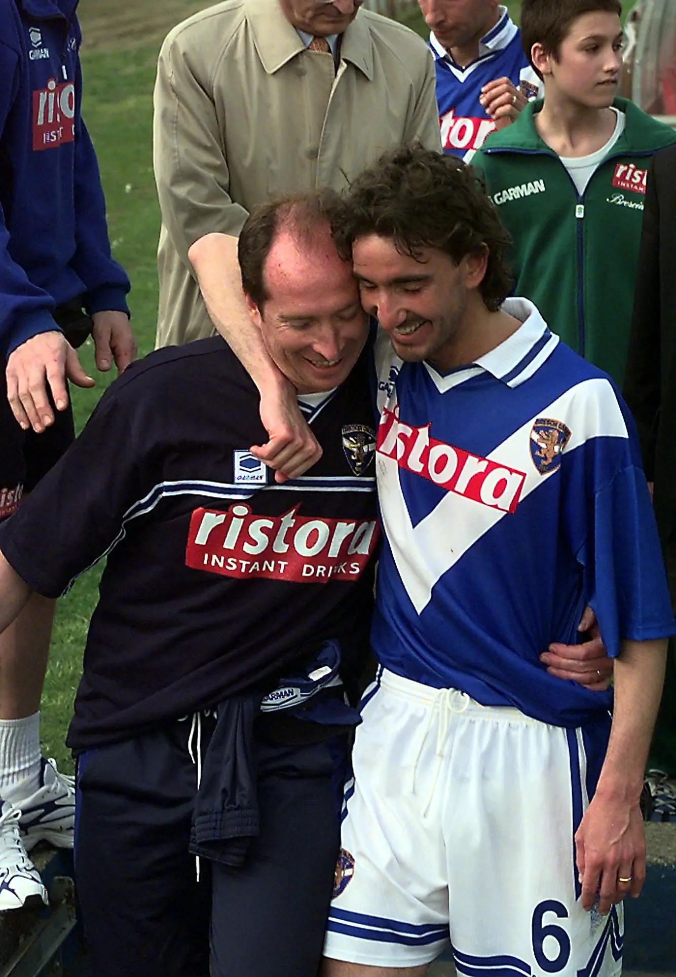 Marzo 1999: Rolando Maran scende negli spogliatoi abbracciando Vito Mero «Rolli» sulla panchina azzurra: gennaio 1999, Reggiana-Brescia 1-2