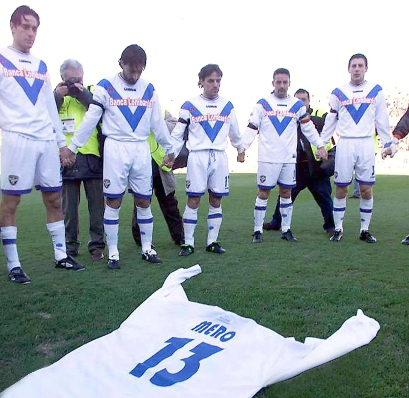 I giocatori del Brescia si tengono per mano intorno alla maglia di Mero 
prima dell'inizio della partita (fotoservizio Reporter Zanardelli)

