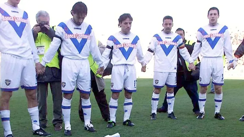 I giocatori del Brescia si tengono per mano intorno alla maglia di Mero
prima dell'inizio della partita (fotoservizio Reporter Zanardelli)
