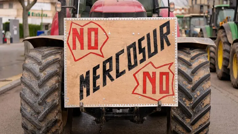 Un agricoltore che protesta contro il Mercosur a Bruxelles - Foto Ansa © www.giornaledibrescia.it