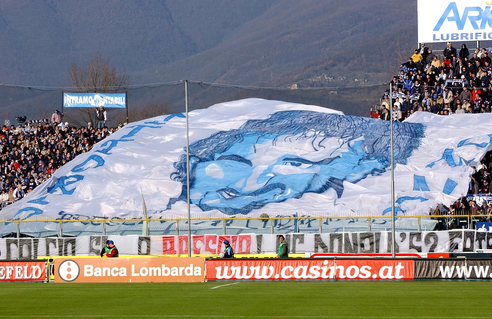 L'enorme bandiera della curva con l'effigie di Vittorio Mero (Fotoservizio   Reporter Zanardelli)