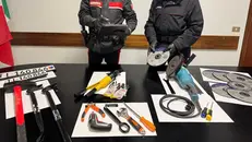 Il materiale da scasso recuperato dai carabinieri