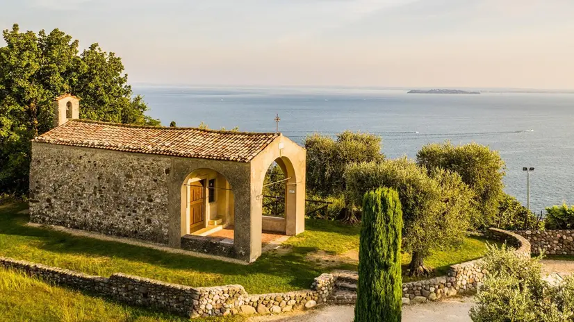 A Manerba l'antica pieve che affaccia sul lago - © www.giornaledibrescia.it