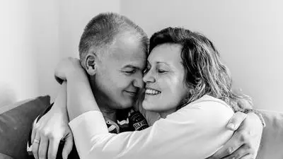 Due innamorati che si abbracciano - © www.giornaledibrescia.it