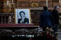 Celebrities e folla ai funerali di Valentino