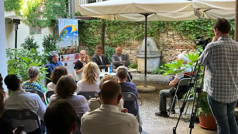 Il dehor della Libreria Ferrata