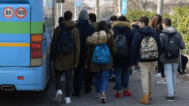 Studenti che salgono sul pullman - © www.giornaledibrescia.it