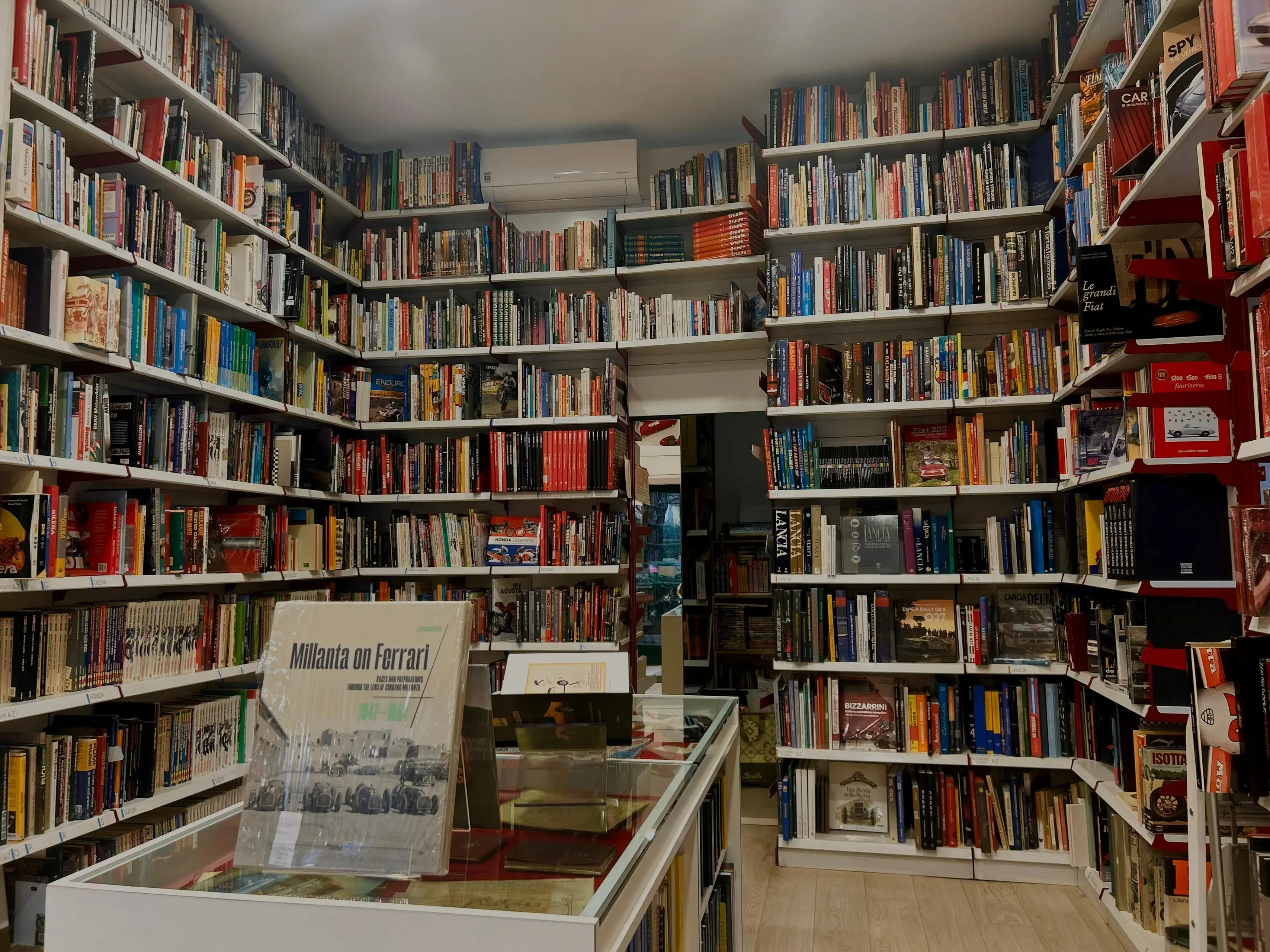 Gilena International Motor Books in viale Venezia