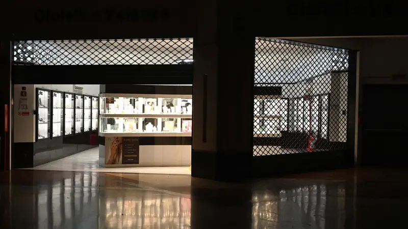 La gioielleria di Chiari rapinata - Foto Marco Ortogni/Neg © www.giornaledibrescia.it