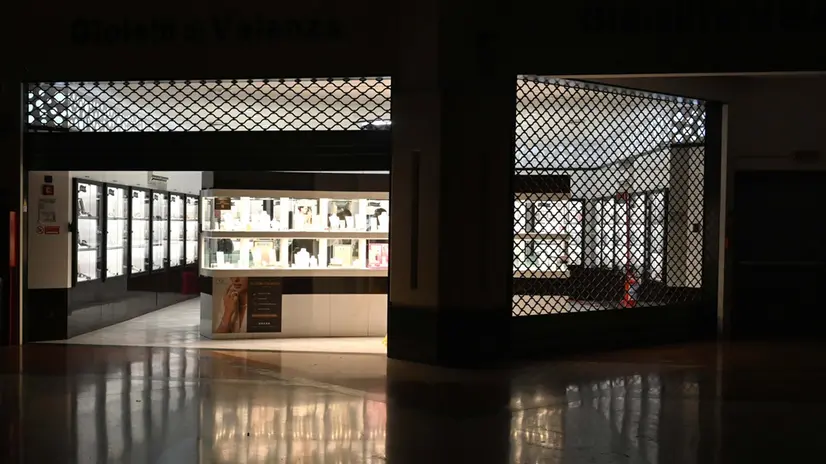 La gioielleria di Chiari rapinata - Foto Marco Ortogni/Neg © www.giornaledibrescia.it