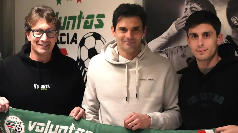 Zambelli (al centro) con la sciarpa della Voluntas